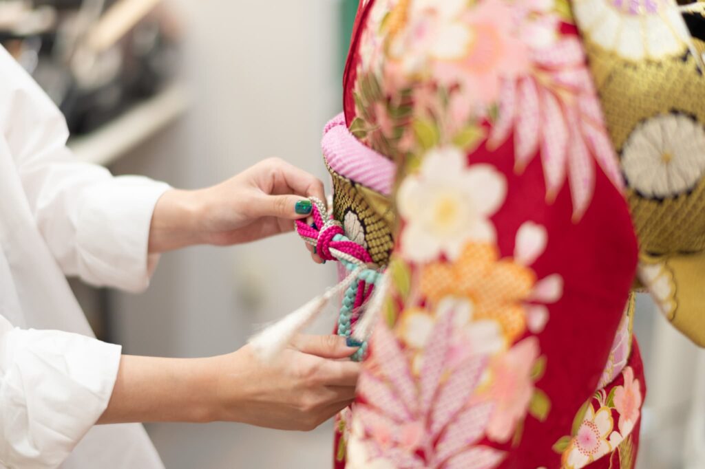 振袖レンタル(成人式)木津川市・精華町・京田辺市_フォトスタジオワタナベ(渡辺写真館)京都木津川店_帯締め結び風景