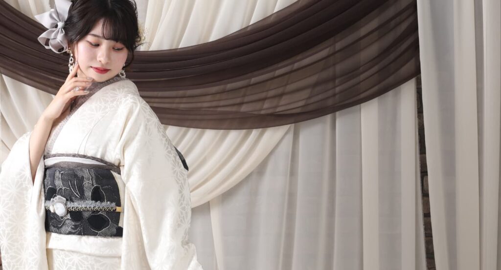 振袖前撮り(成人式)木津川市・精華町・京田辺市_フォトスタジオワタナベ(渡辺写真館)京都木津川店_振袖レンタル_撮影_白の振袖上半身写真