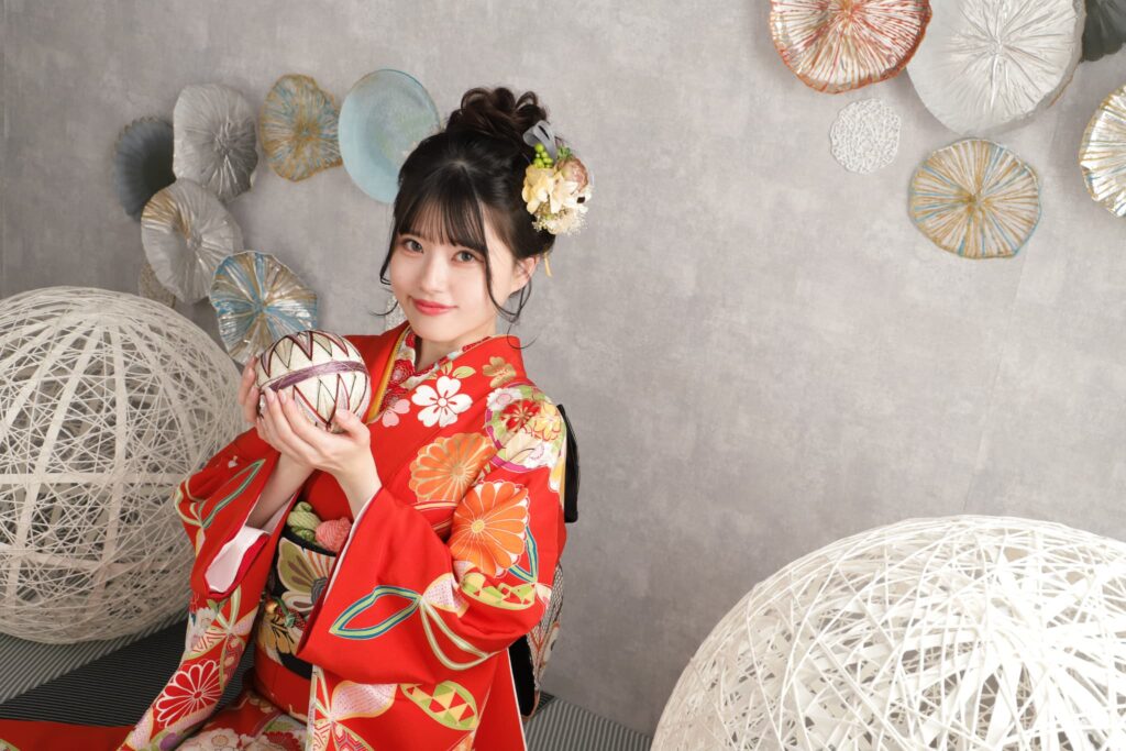 振袖前撮り(成人式)木津川市・精華町・京田辺市_フォトスタジオワタナベ(渡辺写真館)京都木津川店_振袖レンタル_撮影_赤振袖鞠持ち写真